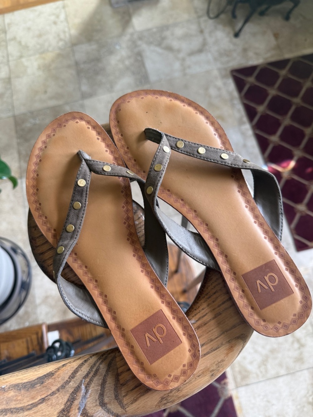 DOLCE VITA ladies, studded, flip-flop sandal, size 8 excellent condition - Picture 9 of 10